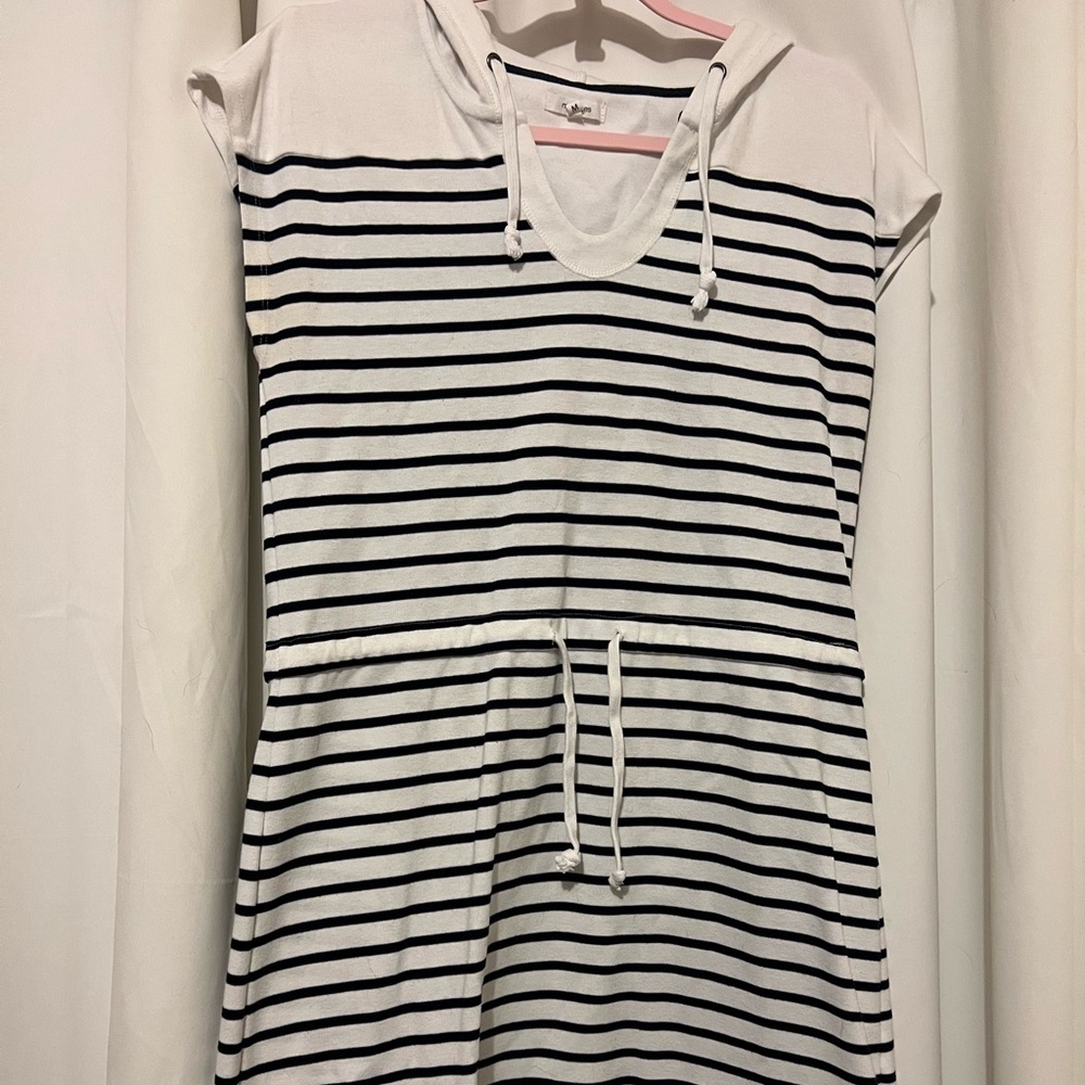 Black and White Hoodie Sweatshirt Dress with Tie Waist – Casual & Comfy